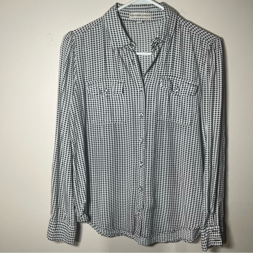 Alexander Jordan women’s button down small white and black blouse missing button